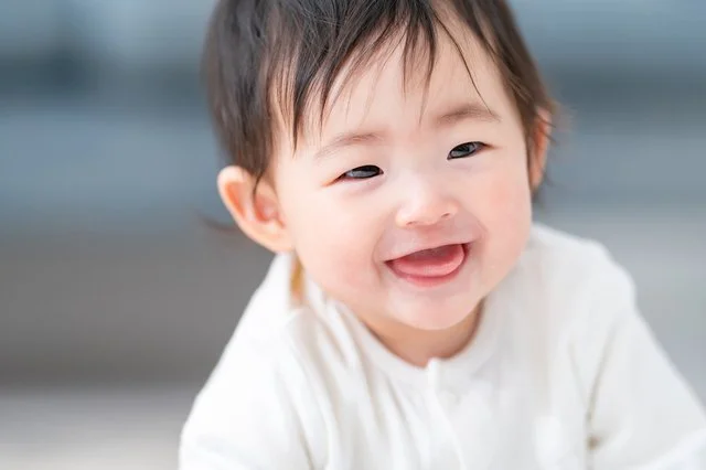 にっこり笑う赤ちゃん