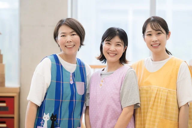 笑顔で並ぶ3人の保育教諭