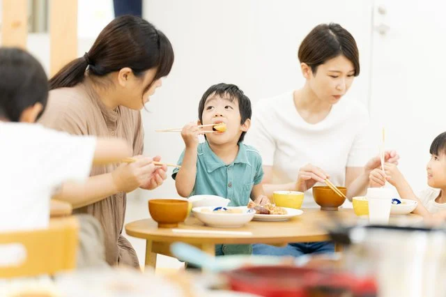 親子でこども園のランチを楽しむ様子